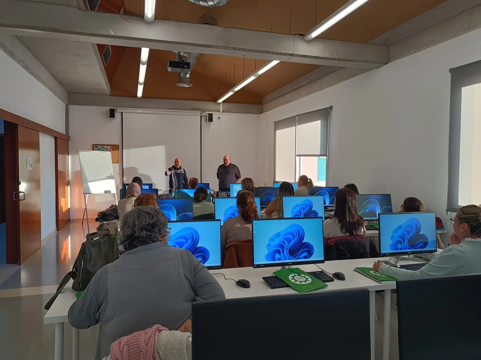 Actualment esteu veient Finalitza el curs d'»administratiu/va polivalent»