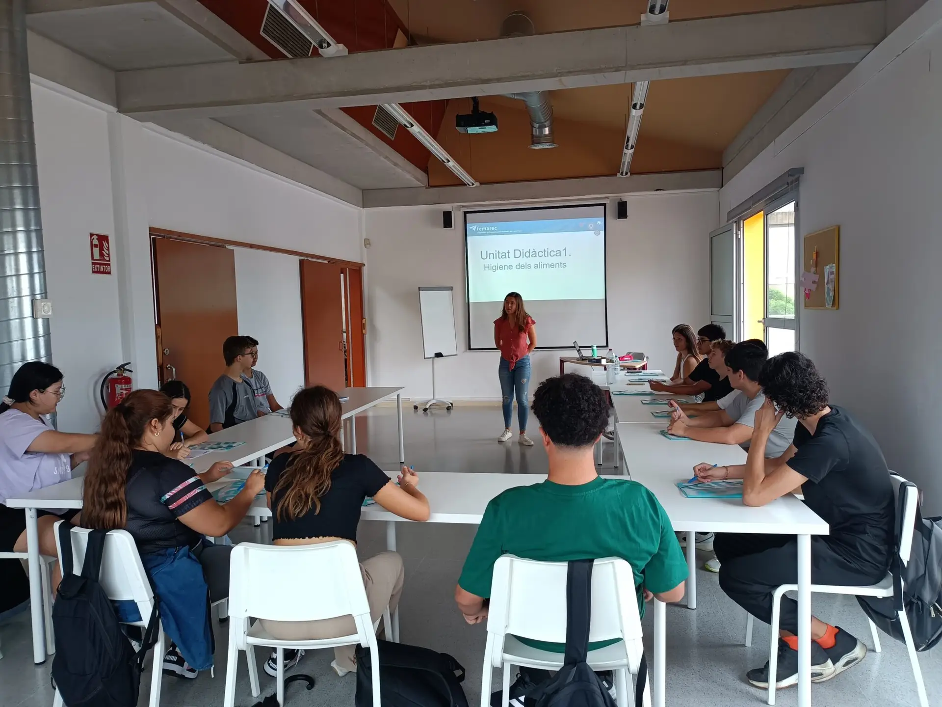 Actualment esteu veient Els alumnes de l’IES Ernest Lluch participen en un curs de manipulació d’aliments organitzat pel SOMCunit